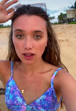 2. Caliente Hannah Meloche Enseña Escote Con Sujetador De Bikini En La Playa