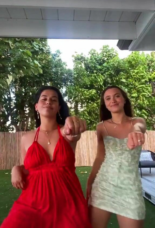 4. Sexy Hannah Meloche Enseña Escote Con Vestido