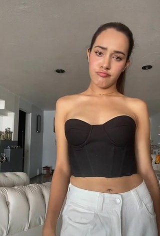 Bonita Lisy Cardenas enseña escote con Corsé Negro