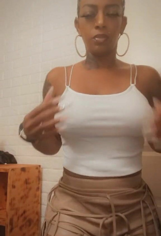 Sexy Tessica Brown Enseña el culo sin brassière