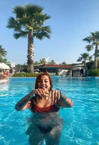 Sexy ingizem34 enseña escote con Sujetador de Bikini en la piscina