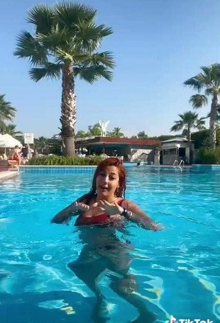 3. Sexy ingizem34 Enseña Escote Con Sujetador De Bikini En La Piscina