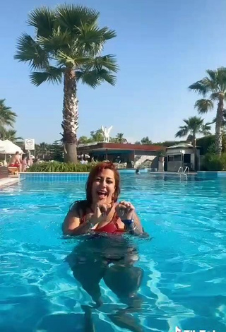 4. Sexy ingizem34 Enseña Escote Con Sujetador De Bikini En La Piscina