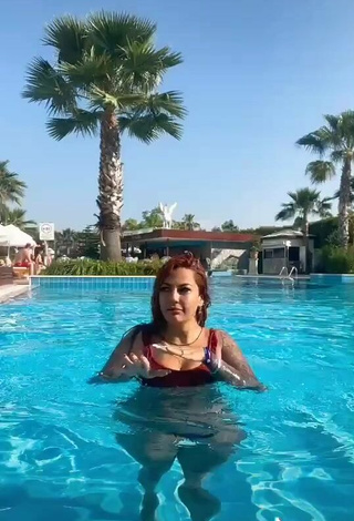 5. Sexy ingizem34 Enseña Escote Con Sujetador De Bikini En La Piscina