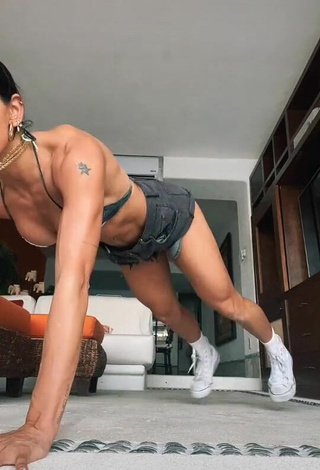 Caliente Bárbara de Regil con Sujetador de Bikini mientras hace ejercicios físicos