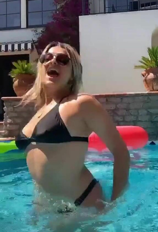 5. Sexy Bebe Rexha Con Bikini Negro En La Piscina