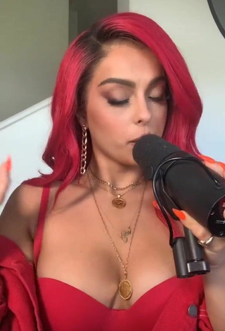 Sexy Bebe Rexha enseña escote con Sujetador Rojo