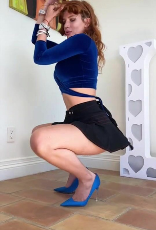 4. Caliente Bella Thorne Con Top Corto Azul