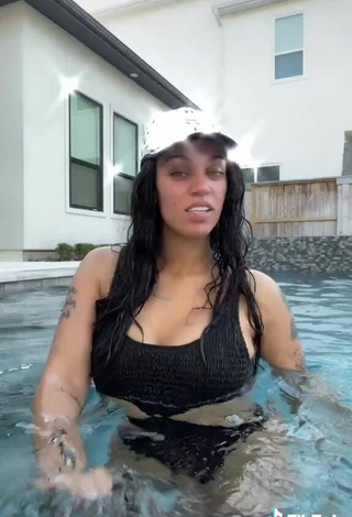 5. Caliente Biannca Prince Con Traje De Baño Negro En La Piscina