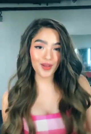 Sexy Andrea Brillantes con Vestido de Cuadros