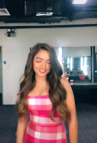 2. Sexy Andrea Brillantes Con Vestido De Cuadros