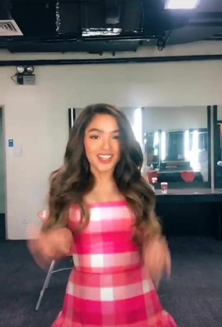 4. Sexy Andrea Brillantes Con Vestido De Cuadros