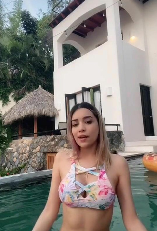 3. Caliente Brianda Deyanara Moreno Guerrero Enseña Escote Con Bikini Floral En La Piscina