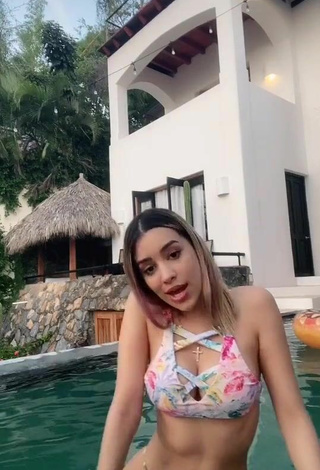 4. Caliente Brianda Deyanara Moreno Guerrero Enseña Escote Con Bikini Floral En La Piscina