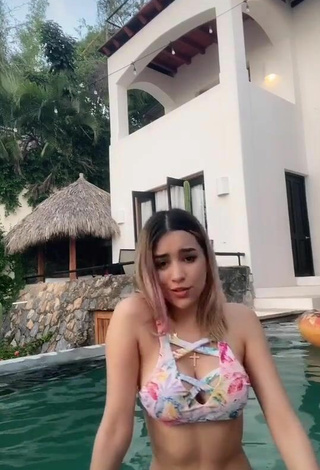 5. Caliente Brianda Deyanara Moreno Guerrero Enseña Escote Con Bikini Floral En La Piscina