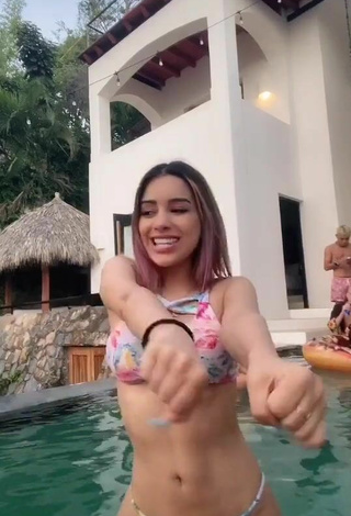 Guapísima Brianda Deyanara Moreno Guerrero con Atractivos Bikini Floral en la piscina