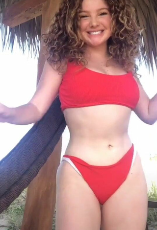 Bonita Briggitte Bozzo con Bikini Rojo