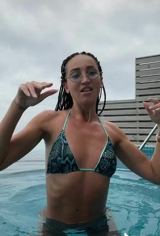 3. Sexy Olga Buzova Con Sujetador De Bikini En La Piscina