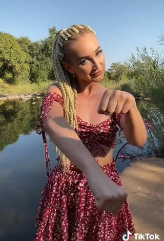 4. Sexy Olga Buzova Con Top Corto Floral