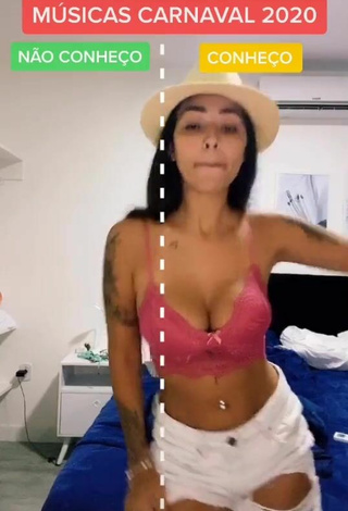 Sexy Pamella Fuego enseña escote con Top Corto Melocotón y Pechos Saltarinas