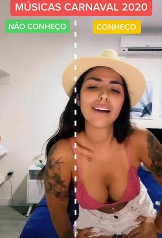 3. Sexy Pamella Fuego Enseña Escote Con Top Corto Melocotón Y Pechos Saltarinas