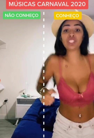 4. Sexy Pamella Fuego Enseña Escote Con Top Corto Melocotón Y Pechos Saltarinas