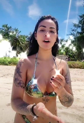 3. Sexy Pamella Fuego Enseña Escote Con Bikini En La Playa