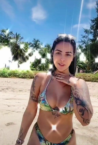 5. Sexy Pamella Fuego Enseña Escote Con Bikini En La Playa