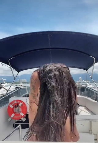 3. Más Caliente Pamella Fuego Enseña Escote Con Bikini Leopardo En Un Barco