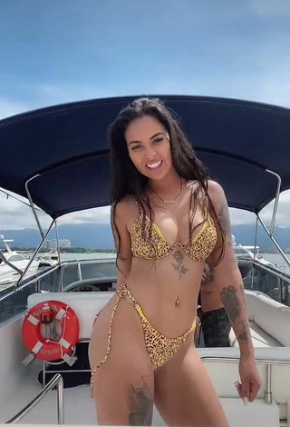 5. Más Caliente Pamella Fuego Enseña Escote Con Bikini Leopardo En Un Barco