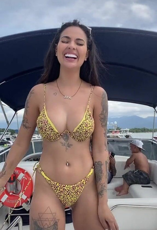 3. Bonita Pamella Fuego Enseña Escote Con Bikini Leopardo En Un Barco