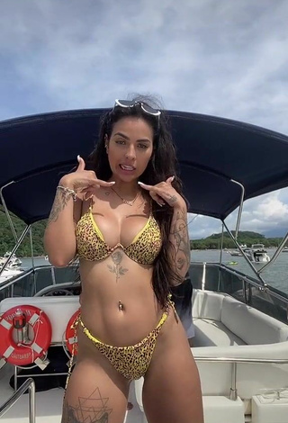 Guapísima Pamella Fuego enseña escote con Atractivos Bikini Leopardo en un barco