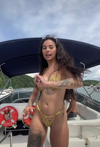 4. Guapísima Pamella Fuego Enseña Escote Con Atractivos Bikini Leopardo En Un Barco