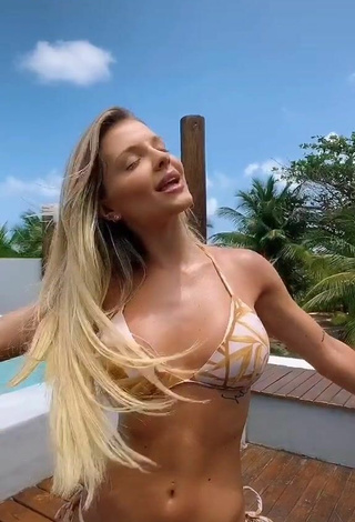 Caliente Carol Bresolin con Bikini Floral en la piscina