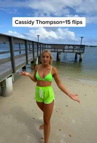 2. Caliente Cassidy Thompson Con Sujetador De Bikini En La Playa Mientras Hace Ejercicios Físicos