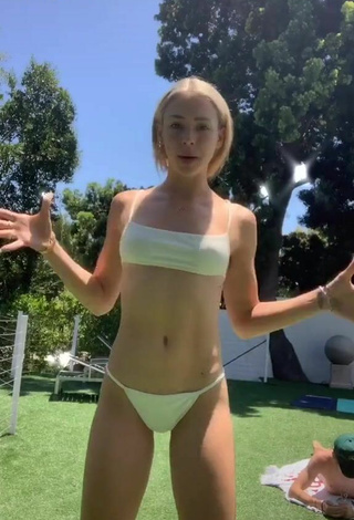 Magnífica Charly Jordan con Tentadores Bikini Blanco