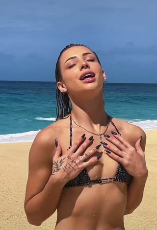 5. Hermosa Charly Jordan Enseña El Culo En La Playa