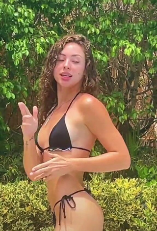 5. Sensual Charly Jordan Con Fascinantes Bikini Negro En La Piscina