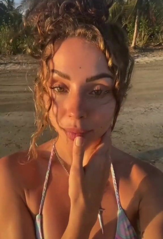 Atractiva Charly Jordan con Provocativos Bikini en la playa