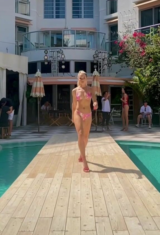 Sexy Charly Jordan Enseña Piernas en la piscina