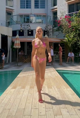 2. Sexy Charly Jordan Enseña Piernas En La Piscina