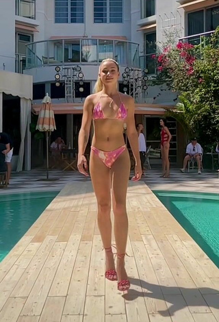 3. Sexy Charly Jordan Enseña Piernas En La Piscina