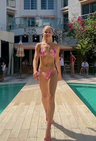 4. Sexy Charly Jordan Enseña Piernas En La Piscina