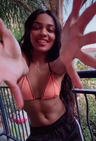 2. Caliente China Anne McClain Con Sujetador De Bikini En El Balcón