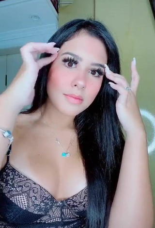 Sexy Cinthia Cruz enseña escote con Traje de Cuerpo Negro