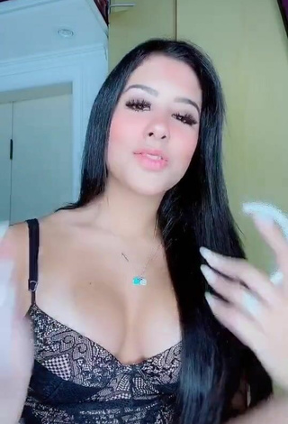 2. Sexy Cinthia Cruz Enseña Escote Con Traje De Cuerpo Negro