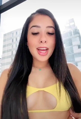 Sexy Cinthia Cruz con Top Corto