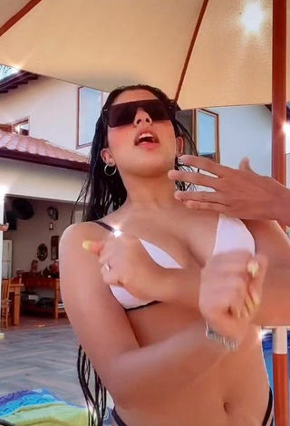 3. Caliente Cinthia Cruz Con Bikini Blanco