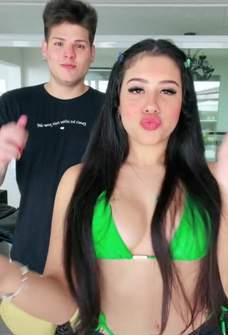 2. Hermosa Cinthia Cruz Con Bikini Verde