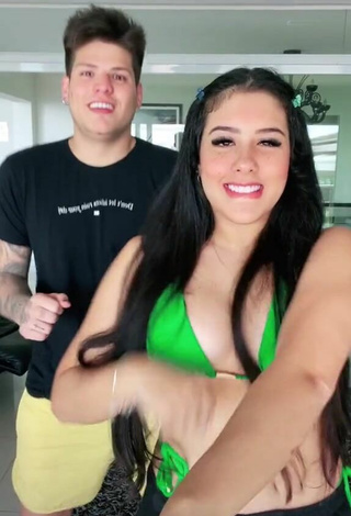 4. Hermosa Cinthia Cruz Con Bikini Verde